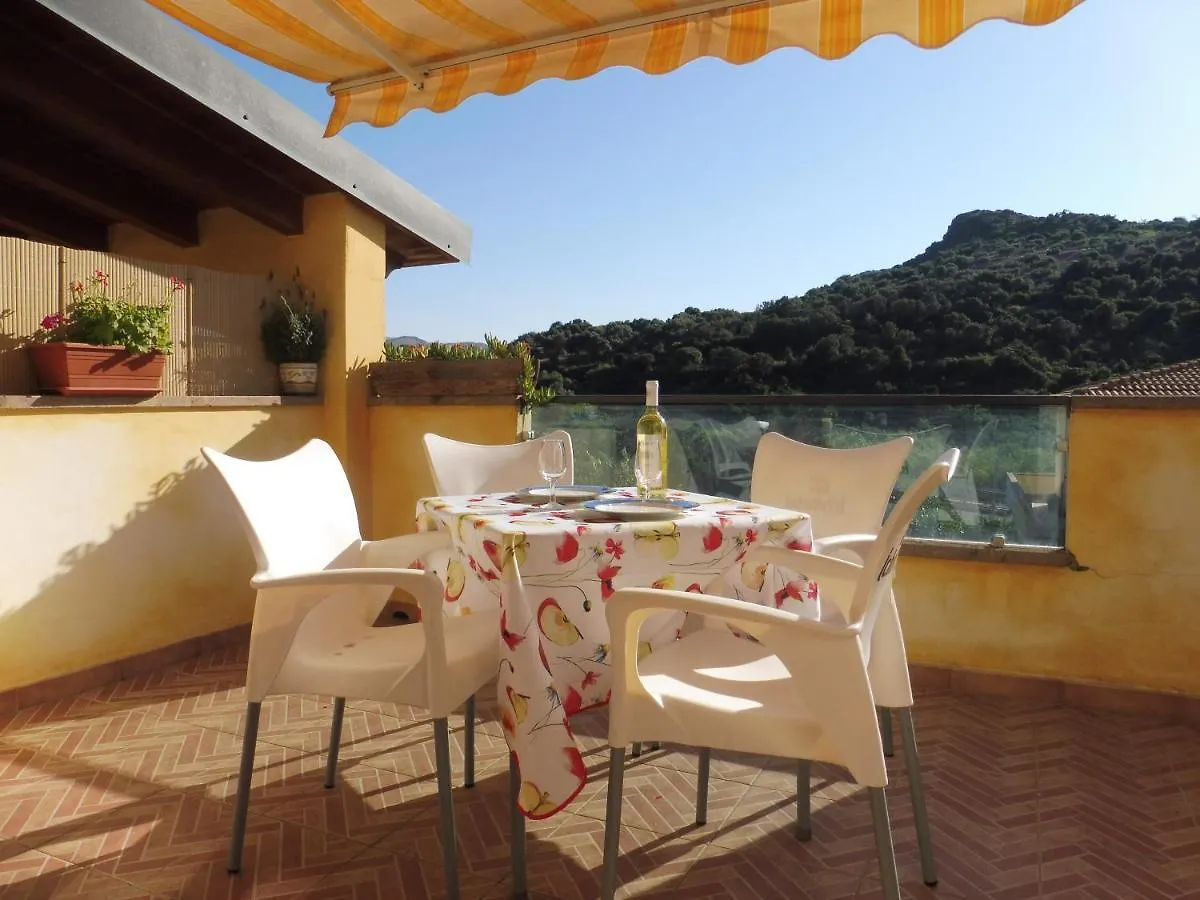 Appartamento Grazioso attico vicino alla spiaggia e al centro Castelsardo Italia